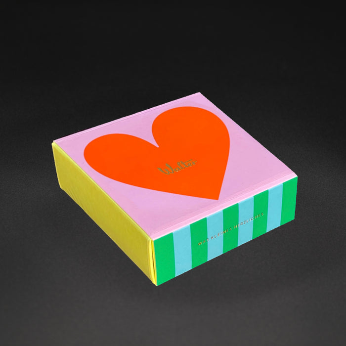 Geschenkpackung "Was Kleines Herzliches" von Walter Confiserie, liebevoll verpacktes Geschenk mit Süßigkeiten.